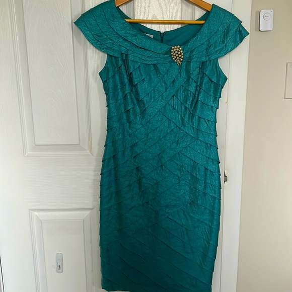 Dresses & Skirts - This purple dress is a size 8